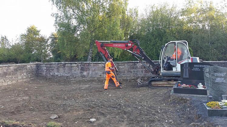 Die Umgestaltung des Fridritter Friedhofs hat begonnen. Foto: Heike Beudert