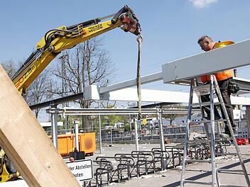 Am Montagmittag waren Arbeiter am Forchheimer Bahnhof gerade dabei, die Fahrrad-Abstellplätze abzubauen. Foto: Josef Hofbauer