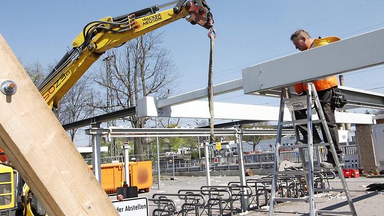 Am Montagmittag waren Arbeiter am Forchheimer Bahnhof gerade dabei, die Fahrrad-Abstellplätze abzubauen. Foto: Josef Hofbauer