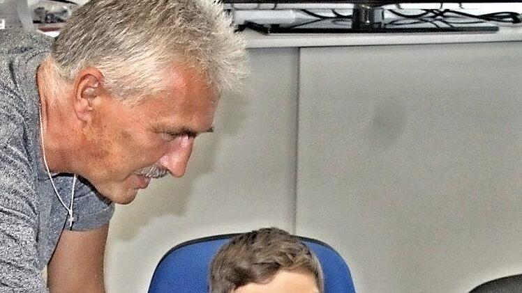 Der Benjamin unter den "Arbeitern" der Realschule ist mit elf Jahren Florian Diller, der bei der Firma Uniwell in Eyrichshof Büroalltag schnuppert und von Stefan Wolfschmitt betreut wurde.  Foto: Helmut Will