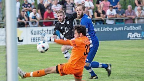 Der Schuss ins Glück: Sebastian Steiner erzielte das 2:1-Siegtor für Sonnefeld. VfL-Keeper Philipp Pfister ist machtlos und Dominic Lauerbach kann nur noch hinterherschauen.