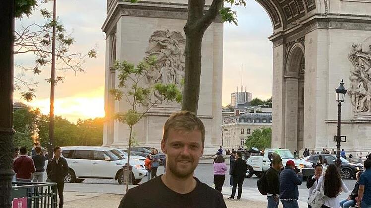 Das passt: Kevin Krawietz unter dem Arc de Triomphe de l'Étoile (Triumphbogen) in Paris. Foto: privat