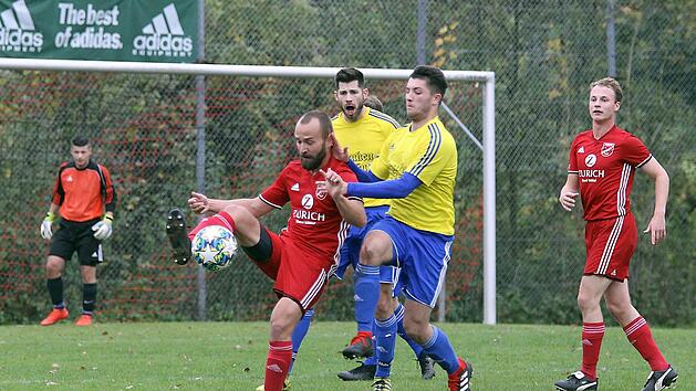 Der Buttenheimer Stefan Kramer (rotes Trikot) versucht, den Ball gegen die Mitwitzer Janko Wei&szlig; (rechts) und Marc Hofmann zu behaupten.  Foto: Sportpress