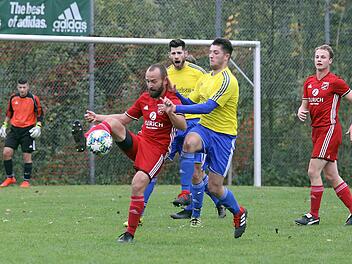 Der Buttenheimer Stefan Kramer (rotes Trikot) versucht, den Ball gegen die Mitwitzer Janko Wei&szlig; (rechts) und Marc Hofmann zu behaupten.  Foto: Sportpress