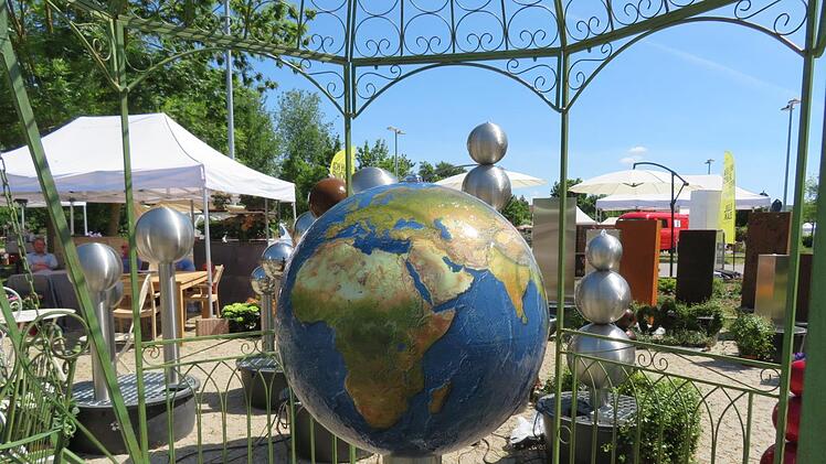 Gleichermaßen für den Innen - und Außenbereich geeignet sind die Edelstahlbrunnen. Diese beleuchtbare "Weltkugel" ist noch mit einer UV-beständigen Folie versehen