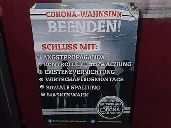 Aufkleber, mit denen sie ihre ganz speziell Sicht auf die Coronapandemie und deren Auswirkung kundtun, haben Unbekannte an den Schaukästen verschiedener Organisationen im Stadtgebiet angebracht. Foto: Martina Kirchner