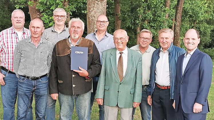 Nach den Ehrungen für langjährige Mitglieder (von links): Reinhold Dittrich, Franz-Josef Ismaier, Bürgermeister Bernd Ruppert, Klaus Welker, Stefan Welker, Wilfried Dötzer, Manfred Adami, Benno Müller und MdL Michael Hofmann