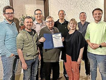Eine Urkunde für 45 Jahre Treue: Tobias Schöffel, Manuel Steinl, Klaus Witzgall, Geehrter Gerhard Michel, Lars Leutheußer, Stefanie Kühn, Kevin Buchholz und Jonas Gleich (von links)