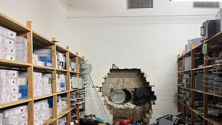 Bankeinbruch - Tresorraum mit Bohrer aufgebrochen