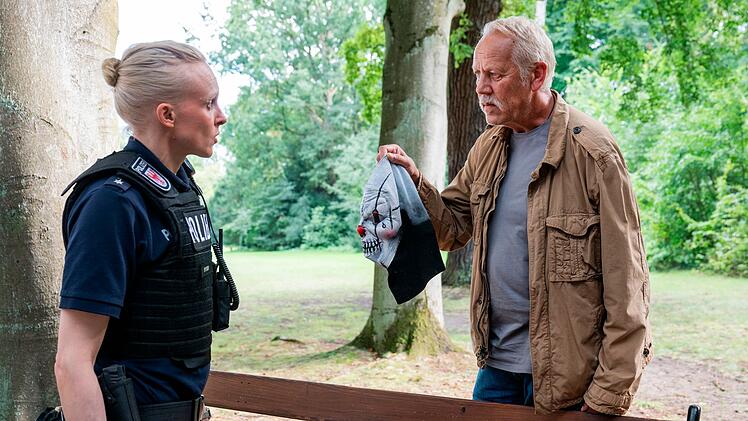 Hei&szlig;e Spur: Kriminalkommissar Karl Rogov (Frank Leo Schr&ouml;der) und Kollegin Grit Klemke (Anne M&uuml;ller) von der Potsdamer Polizei finden im Park eine Clownsmaske.