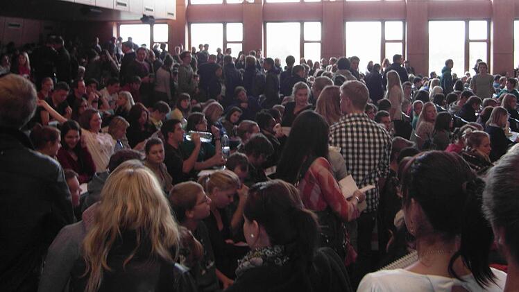 Die Studentenmassen,  hier im Audimax der Universität, wirken sich auf die Einwohnerzahl der Stadt bislang nur  wenig aus.   Foto: Dominik Schönleben