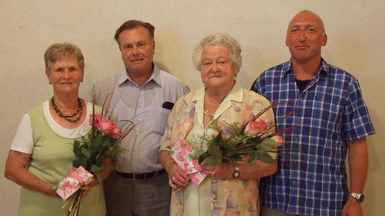 Hubert Simon (rechts) dankt verdienten  Helfern und Vorstandsmitgliedern (von links): Erika Wahler, Albin Enzinger, Elisabeth Unleber.