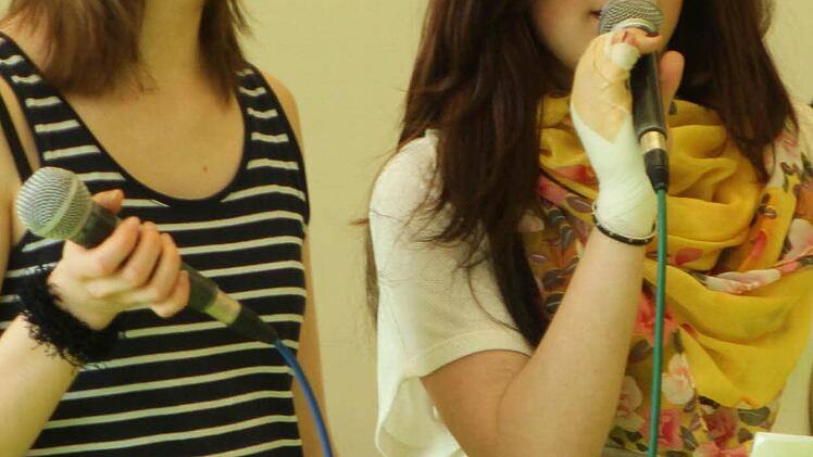 Moderne Songs boten die Sängerinnen und die Schulband der Mittelschule.