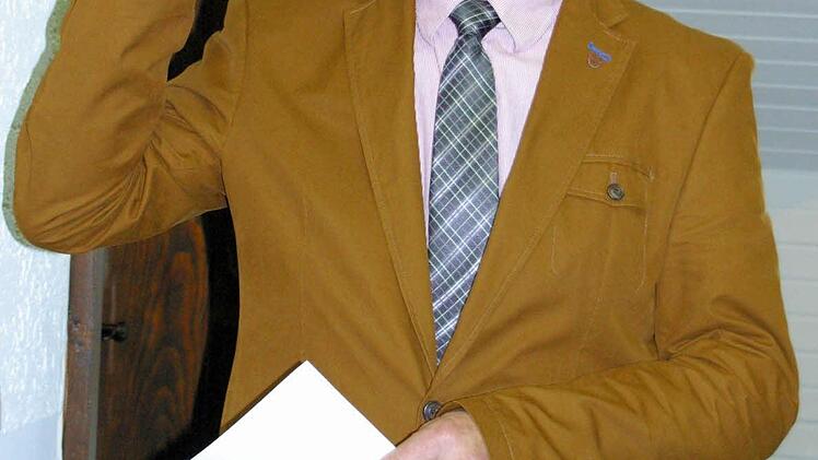 Der Bürgermeister selber/Der neue Weitramsdorfer Bürgermeister Wolfgang Bauersachs (BfB) legte zu Beginn der Sitzung seinen Amtseid ab. Foto: Bettina Knauth