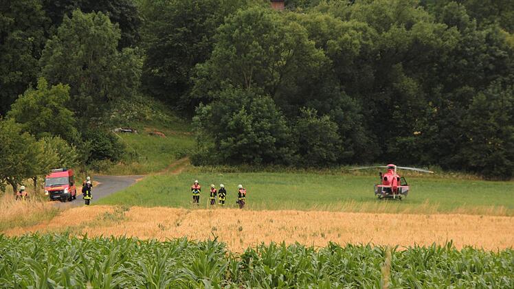 Zwischen Zeegendorf und Teuchatz im Landkreis Bamberg hat sich ein schwerer Autounfall ereignet. Bei einem Frontalzusammenstoß ist eine Person nach Angaben der Rettungskräfte lebensgefährlich verletzt worden. Der Rettungshubschrauber war im Einsatz. Foto: Ferdinand Merzbach
