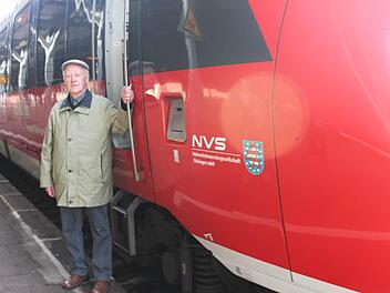 Lokführer Heinz Barnickel an der Lok eines Zugs im Bahnhof Probstzella.   Fotos: Veronika Schadeck