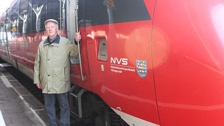 Lokführer Heinz Barnickel an der Lok eines Zugs im Bahnhof Probstzella.   Fotos: Veronika Schadeck