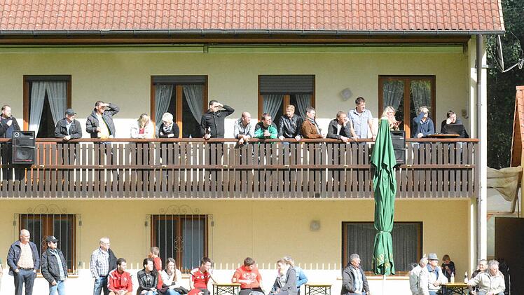 VIP-Lounge oder Bierbank? Zuschauer in Haard. Foto: ssp