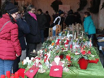 Wer noch keinen Adventskranz oder noch kein Adventsgesteck hatte, ist in Sendelbach sicher fündig geworden. Foto: Janina Reuter