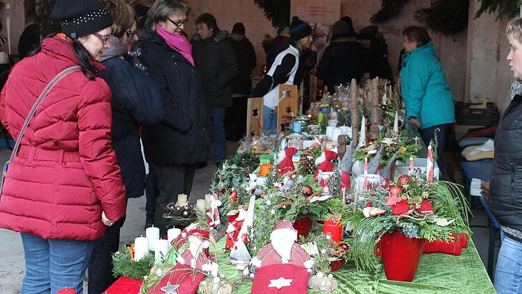 Wer noch keinen Adventskranz oder noch kein Adventsgesteck hatte, ist in Sendelbach sicher fündig geworden. Foto: Janina Reuter