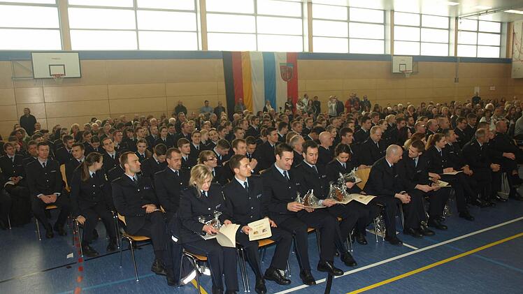 Ihre Ausbildung schlossen im BPOLAFZ Oerlenbach 94 Polizeianwärter/innen erfolgreich ab. Bei einem Festakt in der Sporthalle - unser Foto - erhielten sie Urkunden und Uniform-Schulterstück. Foto: Stefan Geiger