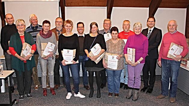 Der Helferkreis f&uuml;r Fl&uuml;chtlinge erfuhr von der Marktgemeinde Lob und Anerkennung. Das Foto zeigt von links nach rechts: Pfarrer Martin Popp-Posekardt, Johanna Platsch, Nicolaus Kapp, Sabine Gr&uuml;ner-Heigl, Helmut Heigl, Dajana Gensichen, Albrecht Str&uuml;mpfel, Marie-Luise Ebersp&auml;cher, Werner Thein, Sabine Storf, Wilhelm Storf, Antje-Karin Dommach, Wolfram Thein und Hermann Dommach. Es fehlen: Stefanie Schobert und Gr&auml;fin Mirja zu Ortenburg. Foto: Helmut Will