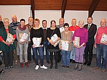 Der Helferkreis für Flüchtlinge erfuhr von der Marktgemeinde Lob und Anerkennung. Das Foto zeigt von links nach rechts: Pfarrer Martin Popp-Posekardt, Johanna Platsch, Nicolaus Kapp, Sabine Grüner-Heigl, Helmut Heigl, Dajana Gensichen, Albrecht Strümpfel, Marie-Luise Eberspächer, Werner Thein, Sabine Storf, Wilhelm Storf, Antje-Karin Dommach, Wolfram Thein und Hermann Dommach. Es fehlen: Stefanie Schobert und Gräfin Mirja zu Ortenburg. Foto: Helmut Will