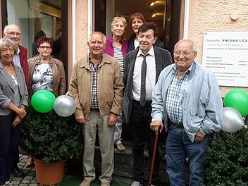 Die Vorstandsmitglieder der Bad Brückenauer Rheuma-Liga freuen sich über das neue Büro. Bei einem Tag der offenen Tür wurden die Räumlichkeiten in der Altstadt jetzt zahlreichen interessierten Besuchern präsentiert.  Foto: Rolf Pralle
