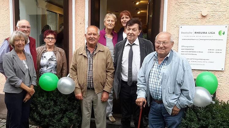 Die Vorstandsmitglieder der Bad Brückenauer Rheuma-Liga freuen sich über das neue Büro. Bei einem Tag der offenen Tür wurden die Räumlichkeiten in der Altstadt jetzt zahlreichen interessierten Besuchern präsentiert.  Foto: Rolf Pralle