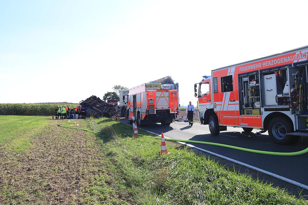 Lkw-Fahrer verliert Kontrolle bei Herzogenaurach