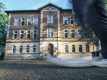 Ehe man vor dem Gebäude der Volkshochschule wieder entlanggehen kann, wird für die Generalsanierung mit Gesamtkosten von circa sieben Millionen Euro gerechnet. Foto: Archiv/Marian Hamacher