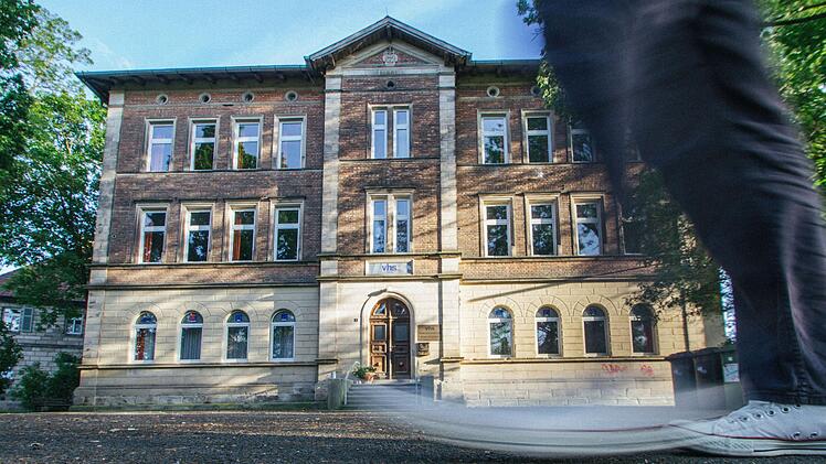 Ehe man vor dem Gebäude der Volkshochschule wieder entlanggehen kann, wird für die Generalsanierung mit Gesamtkosten von circa sieben Millionen Euro gerechnet. Foto: Archiv/Marian Hamacher