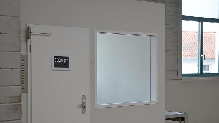 Das Schild "Security" stammt noch aus der Zeit, als das Gebäude Flüchtlinge aufnehmen sollte.