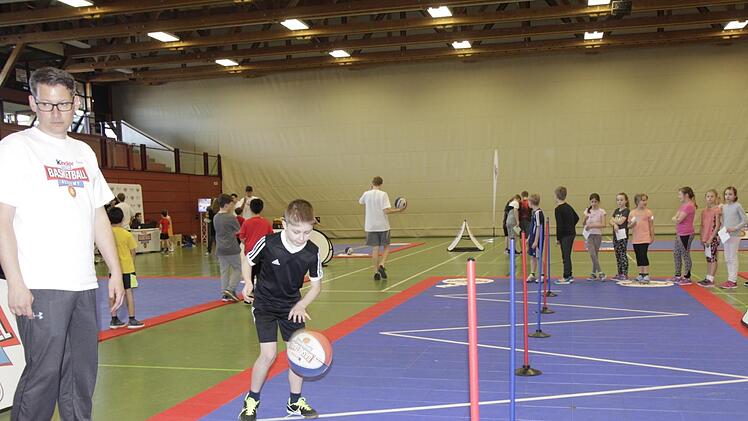 Zick-Zack-Dribbling mit Handwechsel sind bei dieser Station gefordert.  Foto: Udo Schilling