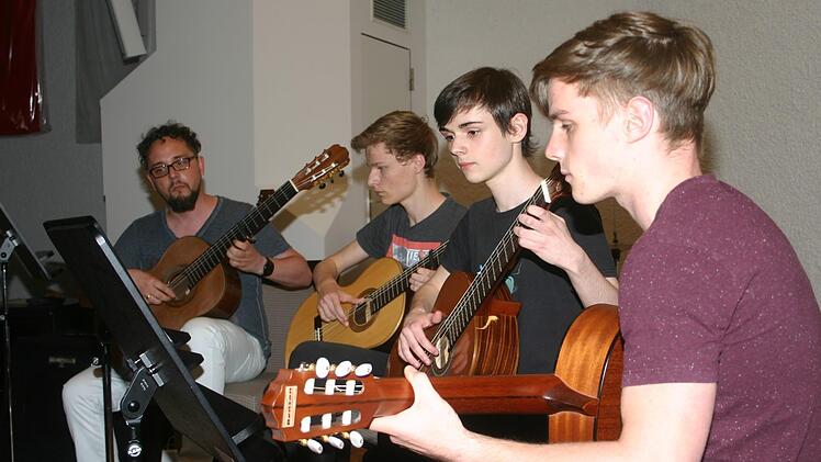 Unter Leitung von Michael Frey (links) setzte das Gitarrenensemble der Orchesterschule "Entree" und "Sarabande" des Kirchenmusikers Christian Friedrich Witt gekonnt um. Martin Rebhan