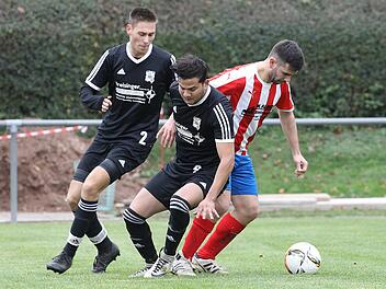 Marcus Paul (rechs) vom SV Priesendorf erwischt Max Wittmann (links) und Abraham Villarreal Arrocha auf dem falschen Fuß. Fotos: sportpress