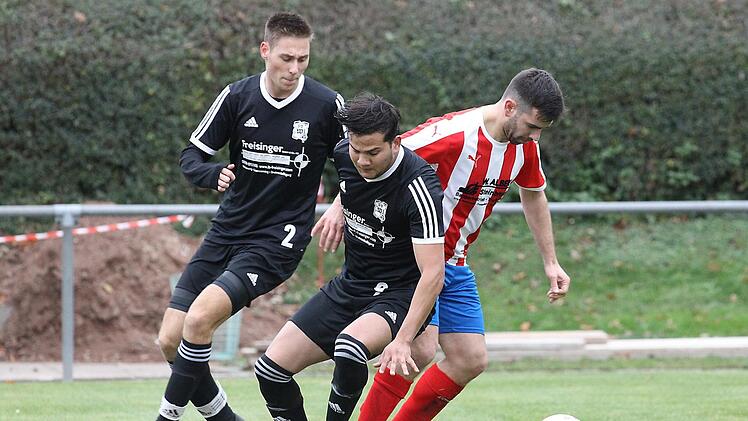 Marcus Paul (rechs) vom SV Priesendorf erwischt Max Wittmann (links) und Abraham Villarreal Arrocha auf dem falschen Fuß. Fotos: sportpress