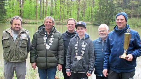 Siegerehrung nach dem Anangeln (von links): Organisator Harry Schardt, Vorsitzender und Angelkönig Siegfried Müller, Bürgermeister Tobias Ehrlicher, Jugendkönig Lukas Krämer, der Vorsitzende der Waldkooperation Gerhard Geflitter und Angelmeister Tobias Krämer  Foto: Müller