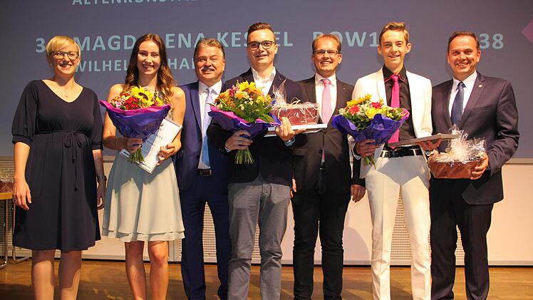 Die Adalbert-Raps-Preisträger (mit Blumen, von rechts) Lukas Birnstiel (1,07), Patrick Seinert (1,33) und Magadelena Kestel (1,38) freuen sich mit (hinten, von rechts) Schulleiter Alexander Battistella, Ralf Hartnack, Landrat Klaus Peter Söllner und Petra Seidler von der Firma Raps über ein gelungenes Abitur.Stephan Stöckel