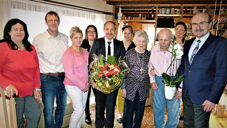 Unser Bild zeigt das Jubelpaar mit (von links) den Kindern Elke, Detlev und Petra, Enkelin Anna-Lena, stellvertretenden Landrat Jörg Kunstmann, Daniela Passing, Enkelin Sandra und zweitem Bürgermeister Manfred Zapf. Foto: Werner Reißaus