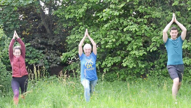 Die Frische der Natur genießen und mit Freude Waldyoga üben: Birgit Schmitt (Mitte) vom Verein "Gemeinsam gegen Krebs" zeigte mit Patricia Hurec und Camil Hurec auf einem Waldparcours einige Trainingsformationen. Angeboten werden Kraft- und Atemübungen, aber auch Klangschalenmeditation.  Foto: Karl-Heinz Hofmann