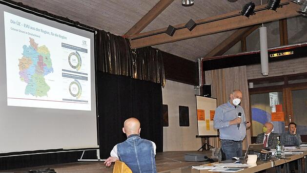 Alexander Wolf von der Überlandzentrale Mainfranken (stehend) erläuterte in der Sitzung des Knetzgauer Gemeinderates die mögliche Kalt-Wärme-Versorgung des Neubaugebiets "Höret II".  Foto: Martin Schweiger