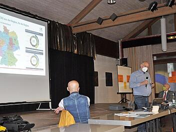 Alexander Wolf von der &Uuml;berlandzentrale Mainfranken (stehend) erl&auml;uterte in der Sitzung des Knetzgauer Gemeinderates die m&ouml;gliche Kalt-W&auml;rme-Versorgung des Neubaugebiets "H&ouml;ret II".  Foto: Martin Schweiger