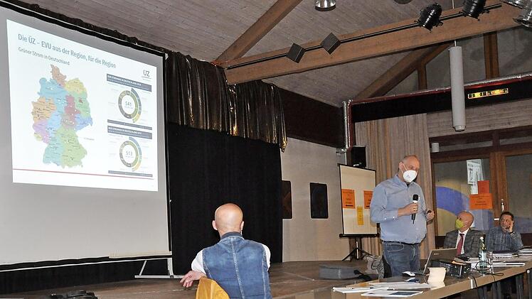 Alexander Wolf von der Überlandzentrale Mainfranken (stehend) erläuterte in der Sitzung des Knetzgauer Gemeinderates die mögliche Kalt-Wärme-Versorgung des Neubaugebiets "Höret II".  Foto: Martin Schweiger
