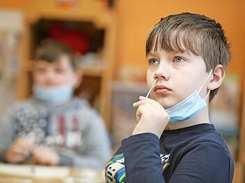 Auch Grundschüler müssen den Nasentest machen.