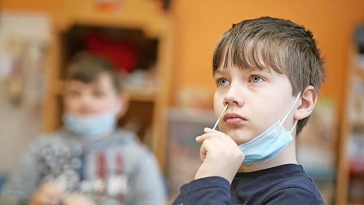 Auch Grundschüler müssen den Nasentest machen.