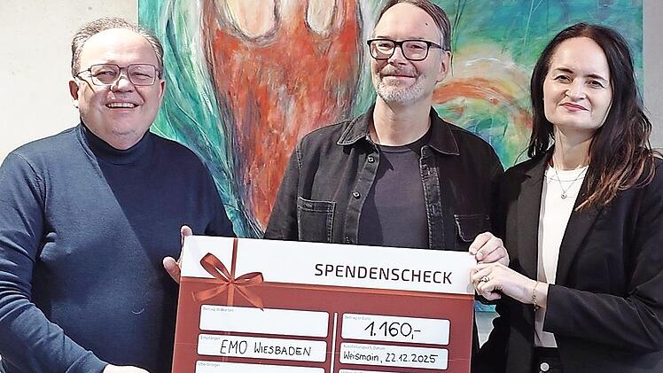 Spenden&uuml;bergabe (v.l.): Peter Dechant von der Dechant Hoch- und Ingenieurbau GmbH sowie Thomas und Merle Neumann von der Evangeliumsgemeinschaft Mittlerer Osten (EMO).