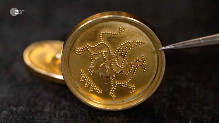 Zwei Manschettenkn&ouml;pfe aus 585er Gold mit Granulationstechnik stammten laut Heide Rezepa-Zabel aus den 1950er- bis 1960er-Jahren. Gew&uuml;nscht wurde der Goldwert in H&ouml;he von 910 Euro, die Expertin sch&auml;tzte 900 bis 1.000 Euro und H&auml;ndler Pauritsch zahlte 1.050 Euro, denn er wollte die Manschetten selbst tragen.