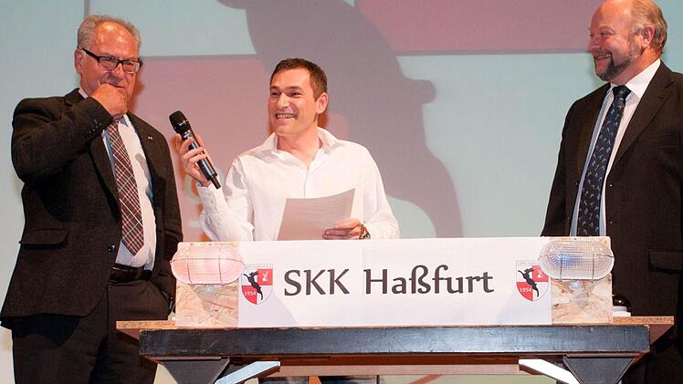 Beim Skk-Kegel-Quiz, moderiert von Heiko Schneider (Mitte), mussten Rudi Eck (links) und Andreas Schr&ouml;ck knifflige Fragen rund um den Kegelklub beantworten.