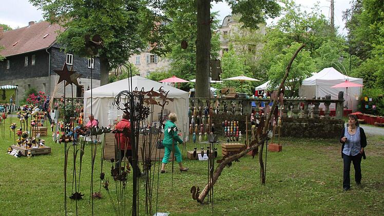 Am vergangenen Wochenende verwandelte sich der Park des Wasserschlosses Mitwitz beim 5. Fränkischen Gartenfest in ein Blütenmeer und Gartenparadies. Foto : Herbert Fischer